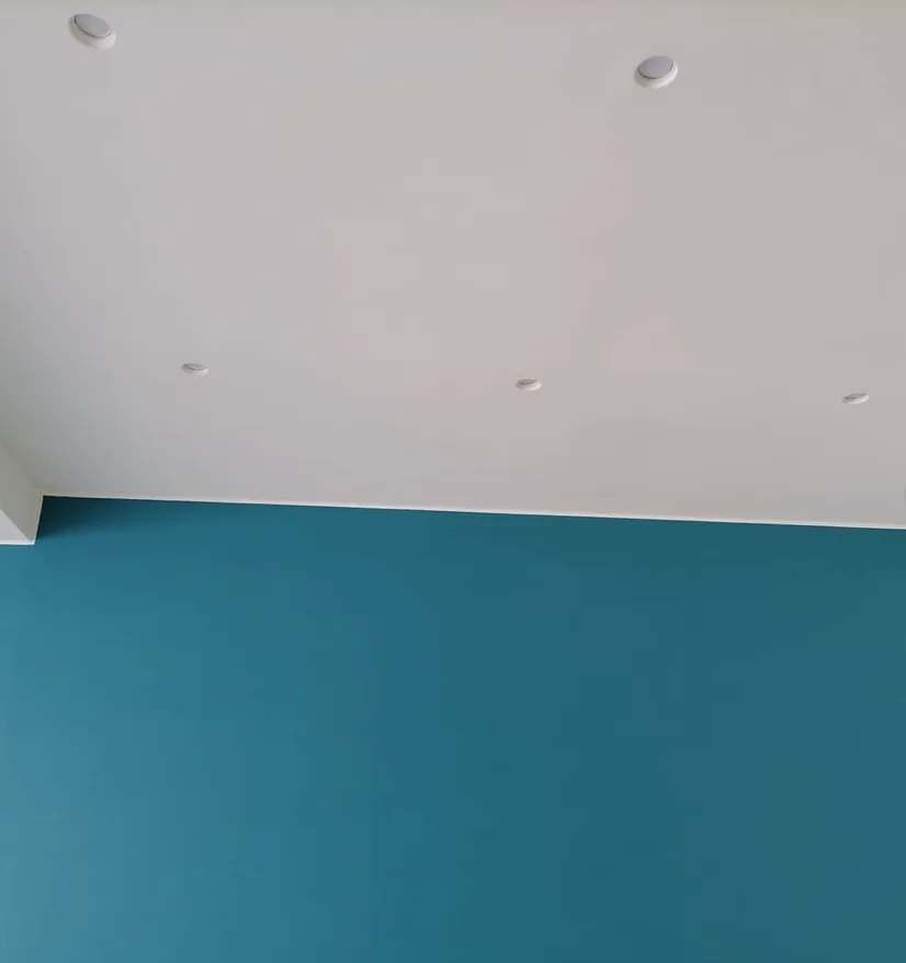 Taglio netto tra parete color petrolio e soffitto