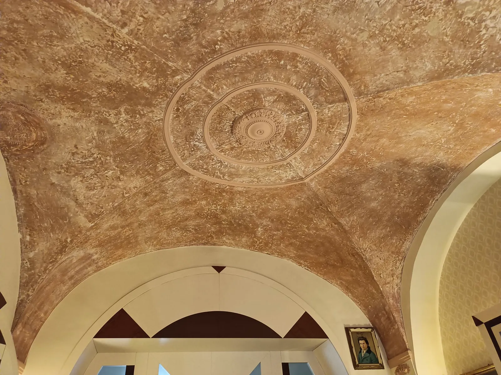 Volta con rosone decorativo e finitura effetto antico