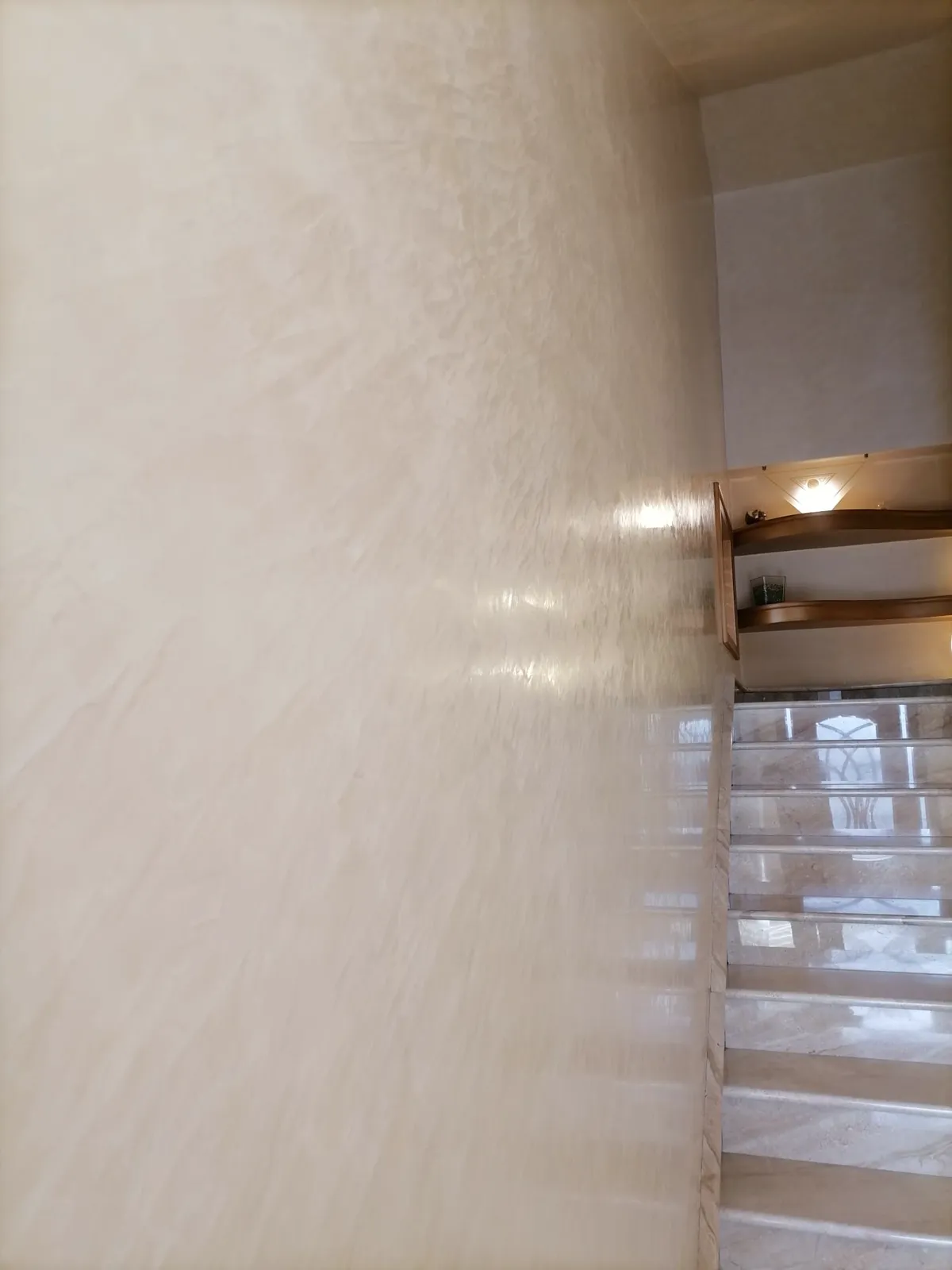 Parete a stucco lucido lungo una scala