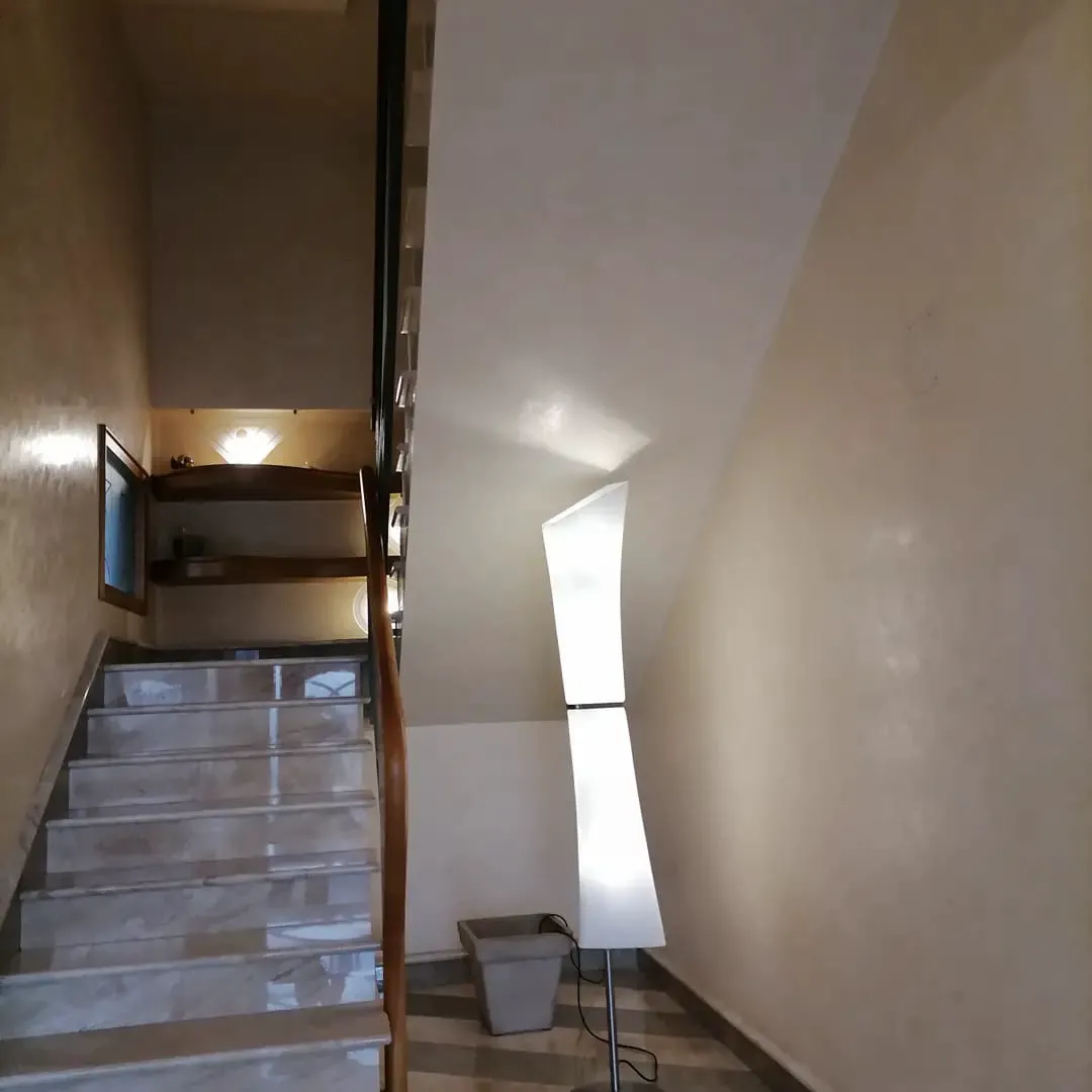 Vano scala con pareti a stucco lucido