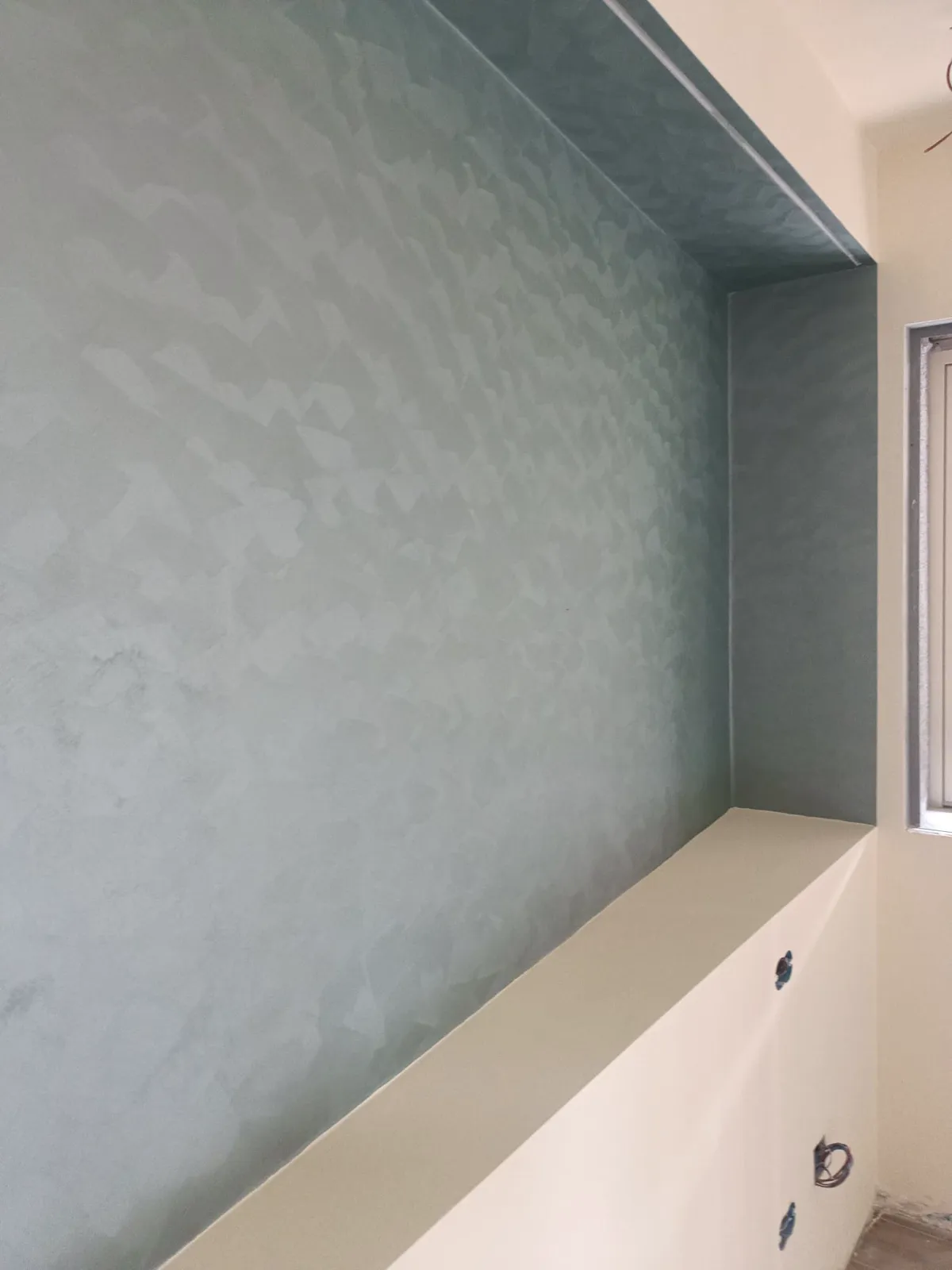 Nicchia con finitura a effetto grigio-azzurro